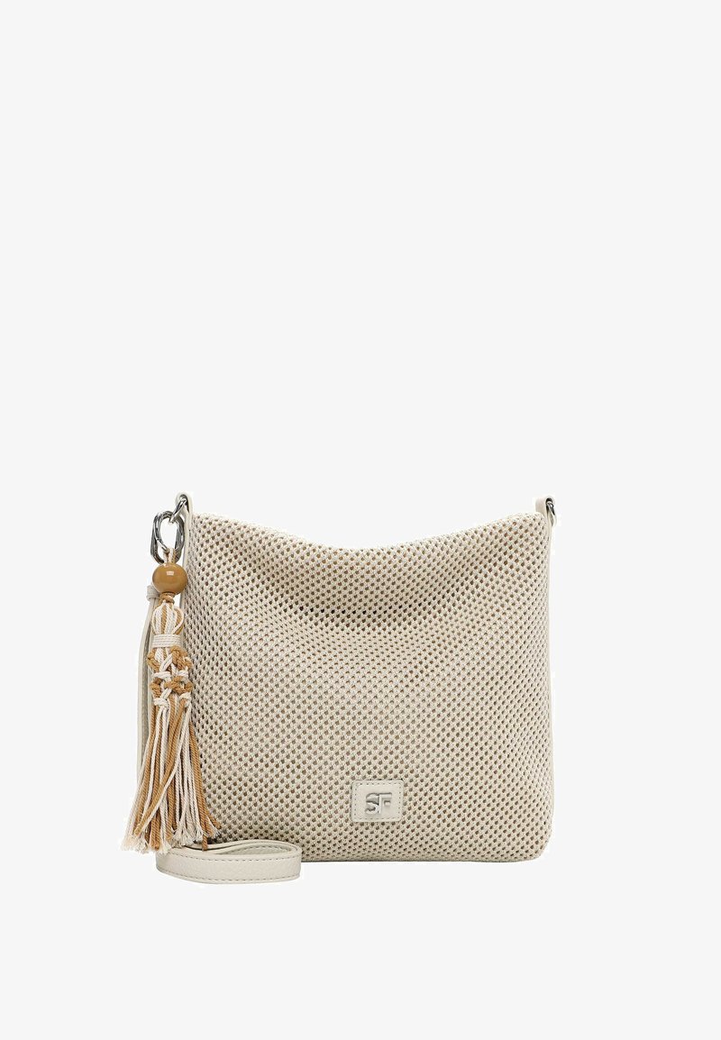 Bolso bandolera tejido en beige con detalle de borla y herrajes plateados, con un logo SF grabado en relieve en el frente.