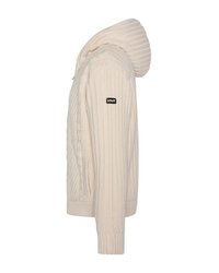 Beiger, gestrickter Hoodie-Pullover mit gerippter Textur, Seitenansicht, Zopfmuster am Oberarm und Logo-Patch am Ärmel.