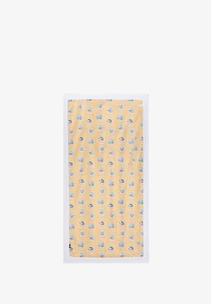 Paño rectangular amarillo con pequeños estampados repetidos de postales coloridas con temática de viaje y un borde blanco.