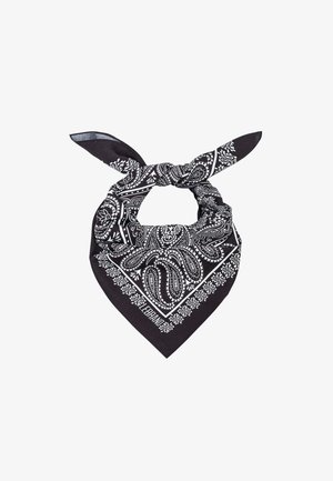 Czarna bandana z białym wzorem paisley, o kształcie trójkąta z wiązaniem na górze. Wykonana z miękkiego materiału, o gładkiej teksturze.