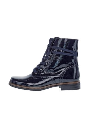 Navyblaue Lackleder-Stiefeletten mit runder Zehenform, Schnürung vorne und strukturierten Details in der Nähe der Ösen. Niedriger, gestapelter Absatz.