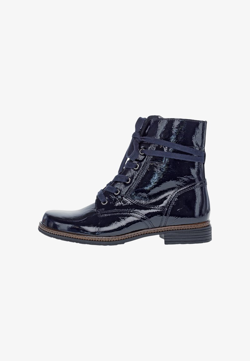 Stivaletti alla caviglia in pelle verniciata blu navy con punta rotonda, lace-up frontale e dettagli testurizzati vicino ai passanti. Tacco basso impilato.