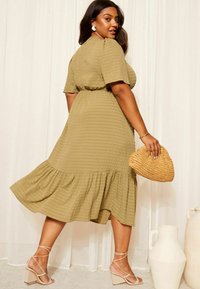 Curves Like These TEXTURED FLUTTER SLEEVE MIDI - REGULAR FIT - Vestido informal - khaki green