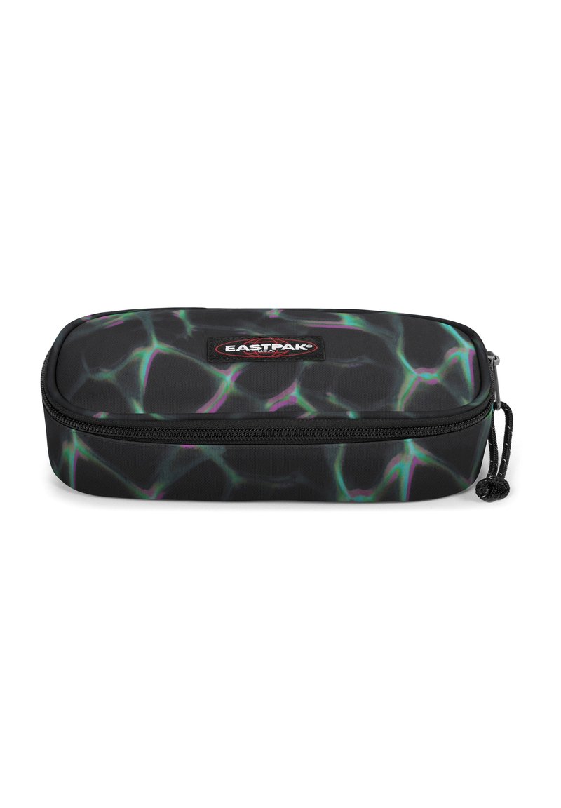 Astuccio nero con un pattern olografico lucido che ricorda le onde dell'acqua, chiusura con zip e logo Eastpak sul davanti.