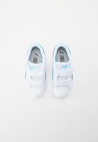 Baskets blanches avec des accents bleus et verts, dotées d'un design à bande velcro. Code QR et logo présents sur les semelles intérieures, semelles en caoutchouc plates.