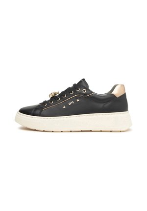 Sneaker in pelle nera con suola spessa bianca, dettagli dorati sul tallone, occhielli, borchie decorative e medaglione sui lacci, dettaglio del logo laterale.