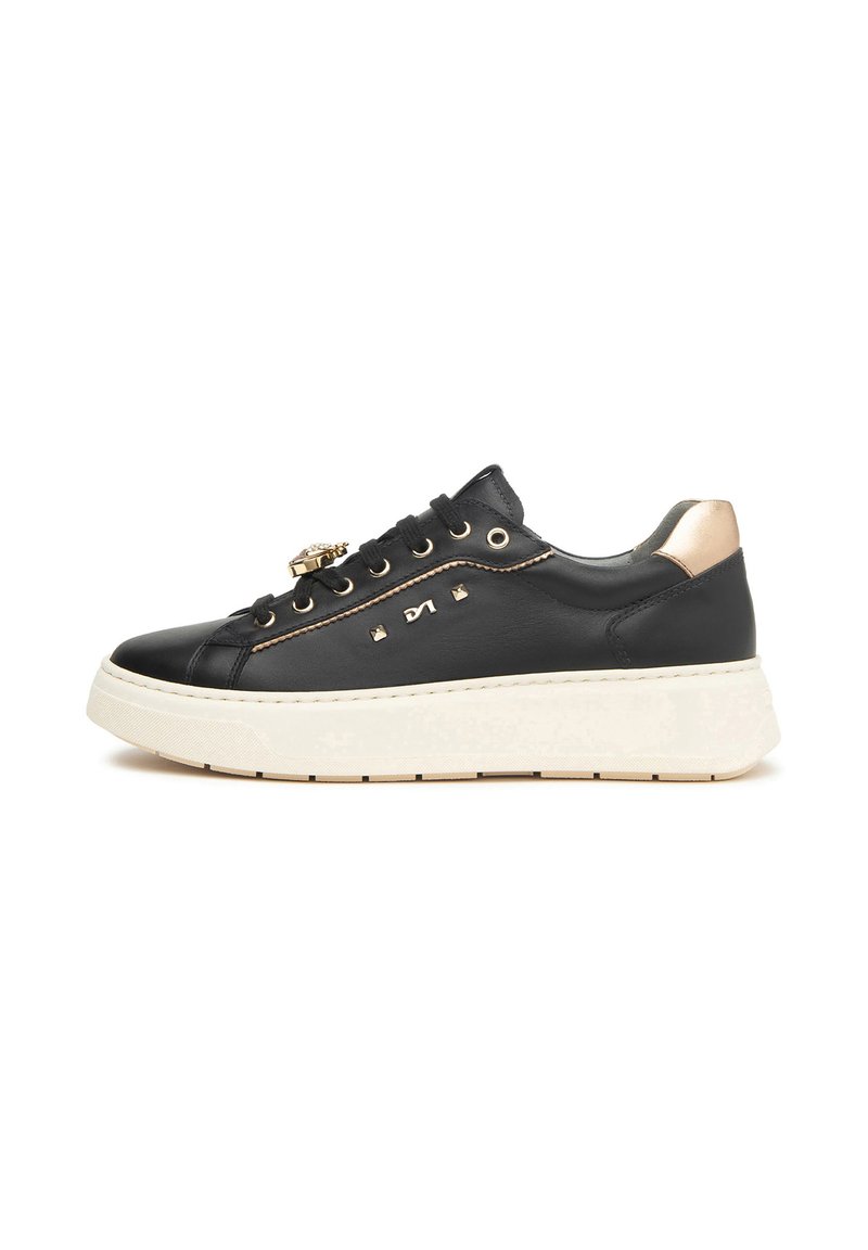 Baskets en cuir noir avec semelle épaisse blanche, accents dorés sur le talon, les œillets, clous décoratifs et médaillon sur les lacets, détail de logo sur le côté.
