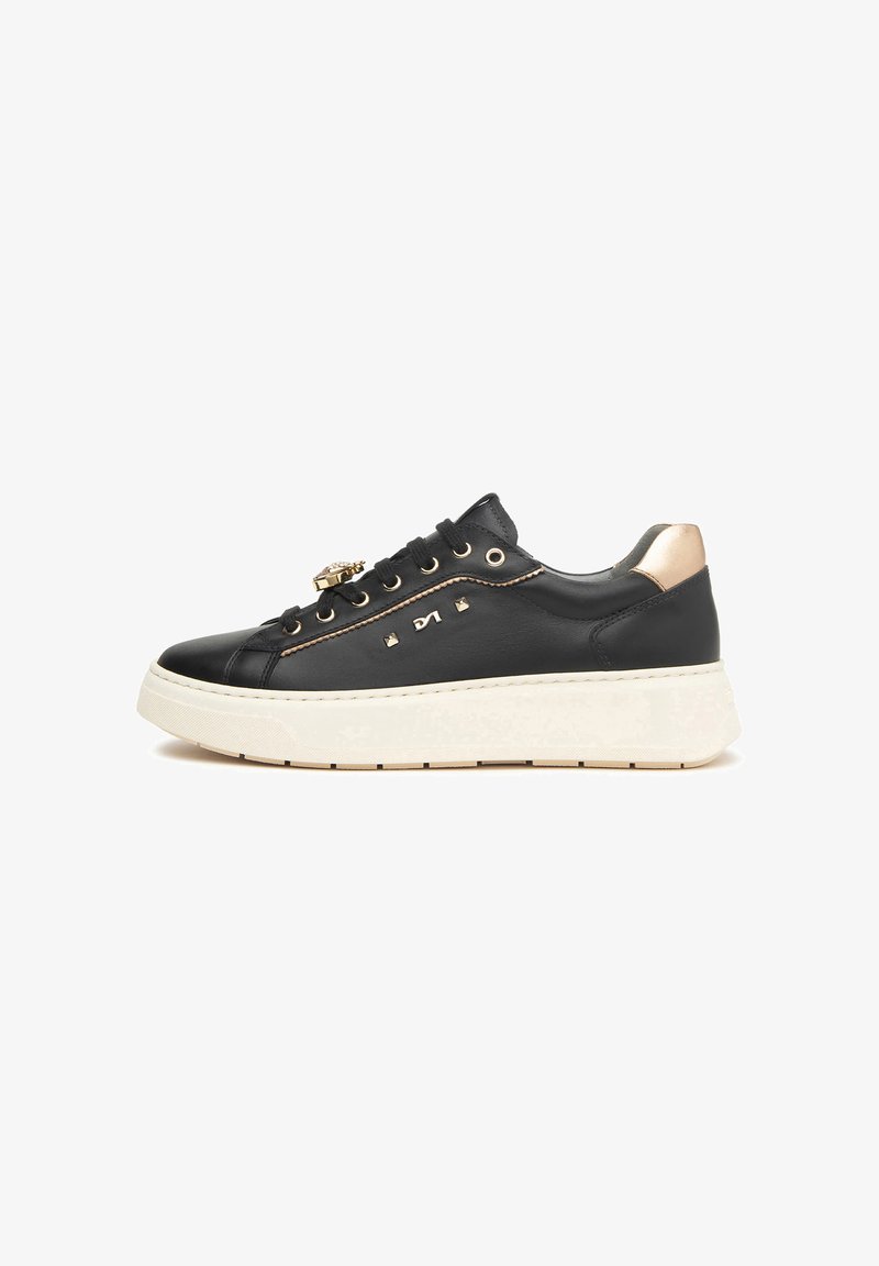 Baskets en cuir noir avec semelle épaisse blanche, accents dorés sur le talon, les œillets, clous décoratifs et médaillon sur les lacets, détail de logo sur le côté.