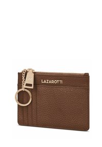 Portafoglio in pelle marrone con superficie texturizzata, zip dorata e attacco per chiave. Presenta slot per carte e lettering del marchio.