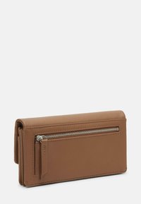 Brązowy skórzany portfel o gładkiej fakturze, z zamykaną na suwak przegrodą na froncie i składanym designem zapewniającym kompaktowe przechowywanie.