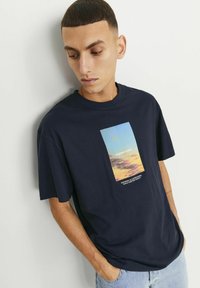 Jack & Jones JORVESTERBRO PICTURE CREW NECK - Apdrukāts T-krekls - sky captain