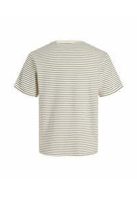 T-shirt rayé crème avec des lignes horizontales bleu foncé. Manches courtes, col rond et coupe décontractée. Matière en coton doux avec une texture lisse.