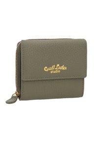 Cartera de cuero verde oliva con un acabado texturizado, logo dorado y un compartimento con cremallera. Diseño compacto con cierre de solapa.