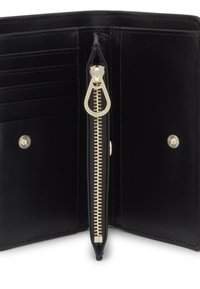 Czarny skórzany portfel z zamykanym na zamek przegródką, wieloma miejscami na karty oraz metalowym zapięciem. Gładka faktura i minimalistyczny design.