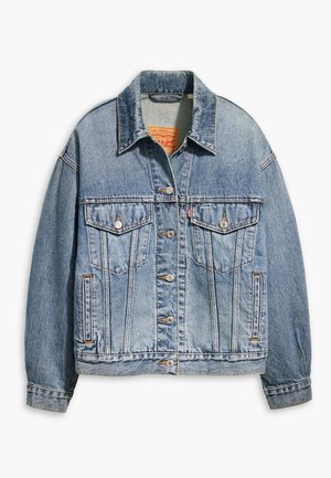 Lys blå denimjakke med en klassisk knappelukking foran, to brystlommer, oversized passform og kontrasterende oransje søm.