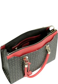Borsa nera a motivo con accenti in pelle rossa, doppie maniglie, chiusura con zip e un interno spazioso con più scomparti.