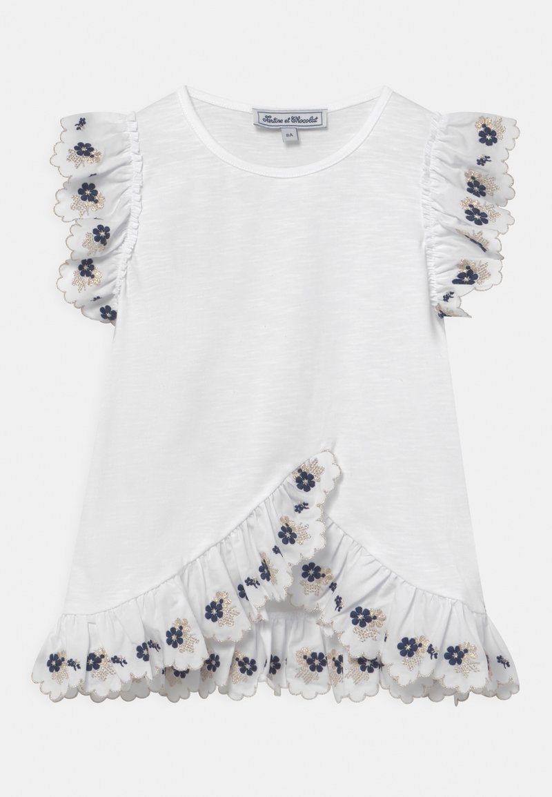 Biała sukienka dla małego dziecka z falbankami na rękawach i dole, haftowana wzorami kwiatowymi w kolorach granatowym i złotym.