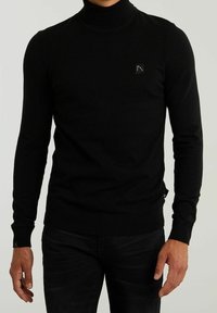 Schwarzer Rollkragensweater aus Strickstoff, mit gerippten Schulterakzenten und einem kleinen Logo auf der Brust. Schmale Passform.
