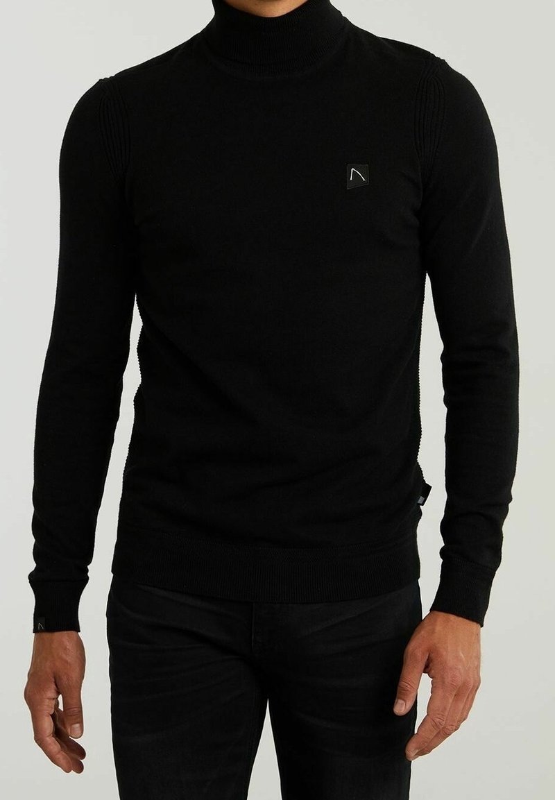 Schwarzer Rollkragensweater aus Strickstoff, mit gerippten Schulterakzenten und einem kleinen Logo auf der Brust. Schmale Passform.