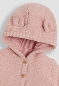 Rózsaszín, kötött kisgyermek kapucnis pulóver, mackófülekkel, csíkozott béléssel, fa gombokkal és bordázott mandzsettával, amely puha tapintást kínál.