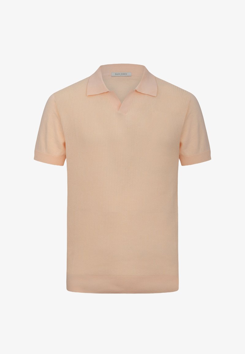 Polo de punto color melocotón de manga corta con patrón texturizado y cuello abierto, diseñado para un estilo casual.