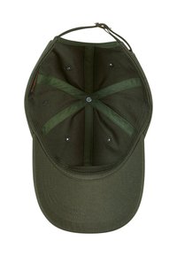 Cappellino verde oliva con una forma strutturata, realizzato in canvas. Presenta una visiera cucita, fori di ventilazione e una fascia regolabile.