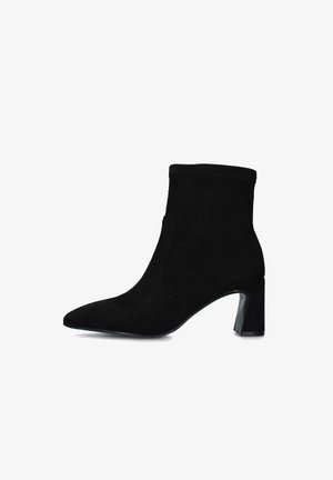 Stivale in suede nero alla caviglia con punta affusolata e tacco a blocco, progettato per la moda femminile e l'abbigliamento casual.