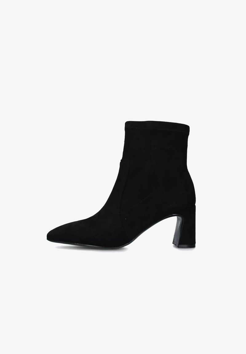Stivale in suede nero alla caviglia con punta affusolata e tacco a blocco, progettato per la moda femminile e l'abbigliamento casual.