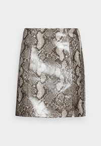 Een nauwsluitende mini-jurk in slangenprint, met tinten zilver en bruin, gestructureerde naden en een sluiting met een rits aan de zijkant.