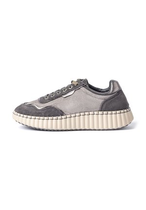Baskets basses décontractées en daim gris avec laçage devant et semelle en caoutchouc blanc cassé texturée.