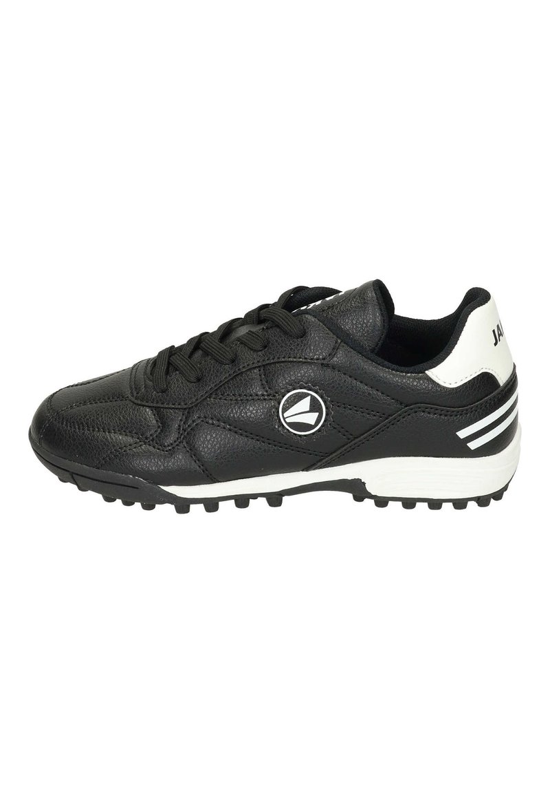 Chaussures de football noires en cuir synthétique texturé, avec une touche de blanc sur le talon, des lacets noirs et des crampons en caoutchouc moulés sur la semelle.