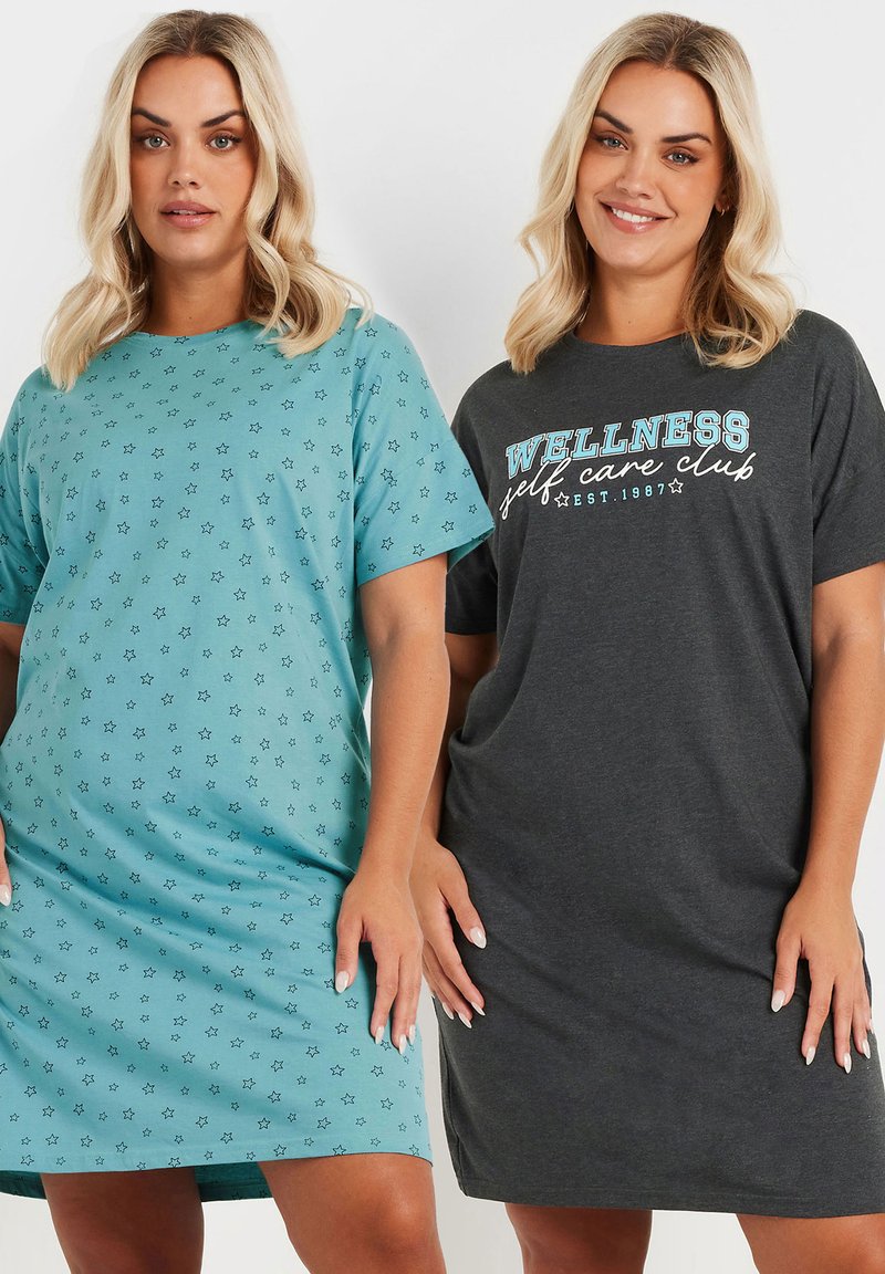 Due abiti da donna: uno azzurro chiaro con motivi a stella e uno grigio scuro con il testo "WELLNESS self care club", entrambi casual e dal taglio comodo.