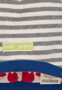 Maglietta a righe con righe orizzontali grigie e bianche, colletto blu a coste e un'etichetta verde con la scritta "loud + proud". Motivo rosso visibile all'interno.