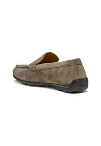 Jasnoszare zamszowe loafersy z niskoprofilową gumową podeszwą, z przeszytymi detalami i designem typu slip-on. Logo Geox na pięcie.
