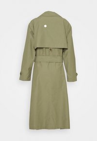 Olijfgroene trenchcoat met een ceintuur in de taille, een rugventilatie en een knoopsluiting bij de kraag. Beschikt over een onderscheidend rond detail.