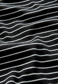 Melnas audums ar smalkām baltām horizontālām svītrām, kas veido maigas viļņus un krokas.