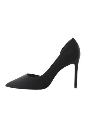 Zapato negro de tacón alto con punta afilada, textura mate suave y corte bajo en los lados. Cuenta con un delgado tacón de aguja.