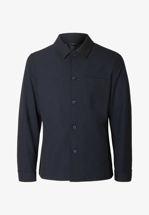 Giacca button-up di un blu navy scuro con colletto, maniche lunghe e taschino sul lato sinistro.