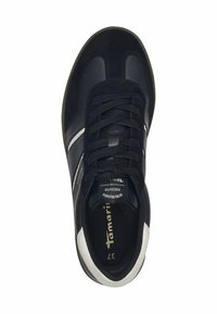 Baskets noires en cuir et en daim, avec une bande d'accent blanche, un bout arrondi et des lacets texturés. Comprend un logo sur la languette.
