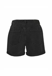 Shorts in denim nero con alta vita, risvolti e due tasche posteriori. Il tessuto ha una consistenza liscia e una leggera lucentezza.