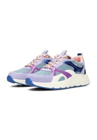 Sneaker viola e blu realizzati con materiali misti, caratterizzati da suede e mesh, dettagli riflettenti e una suola bianca spessa. Dettagli in tonalità pastello chiara.