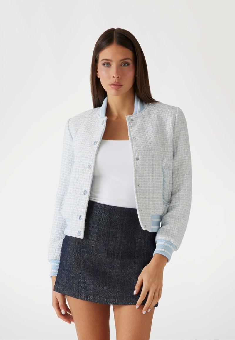 Bomber jacket azzurro chiaro con texture, colletto e polsini a coste, caratterizzato da bottoni a pressione e dettagli in azzurro chiaro a contrasto.