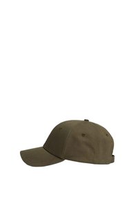 Gorra de béisbol verde oliva con visera curvada y correa ajustable, vista de lado sobre un fondo blanco.