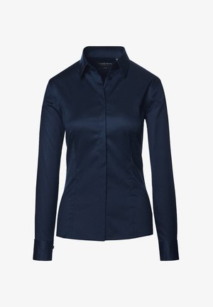 Granatowa, długorękawowa koszula o slim fit, z wąskim kołnierzykiem i zapinana na guziki. Wykonana z gładkiego, błyszczącego materiału z wyraźnymi detalami.