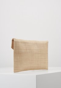 Clutch intrecciata beige dalla forma rettangolare. Texture liscia e design pulito e minimalista. Nessuna ferramenta o accento visibile.