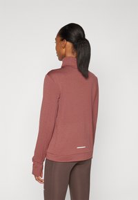Nike Performance THERMA-FIT SWIFT - Top dugih rukava - red sepia/reflective silver