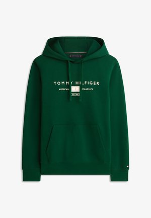 Tmavě zelená mikina s kapucí, přední kapsou a stahovacími šňůrkami, na hrudi s bílým nápisem "Tommy Hilfiger American Classics Est. 1985" a logem.