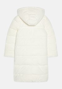 Vit vadderad kappa med huva, med horisontella sömmar, långa ärmar och knälång design. Mjuk textur.