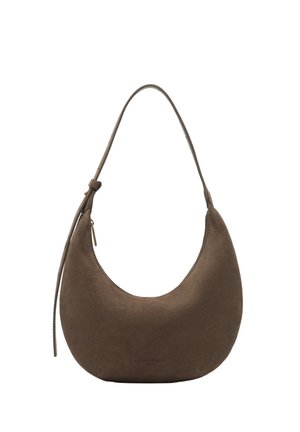 Braune Wildleder-Handtasche in Halbmondform mit einem einzelnen Schulterriemen und Reißverschlusszugdetail vor weißem Hintergrund.