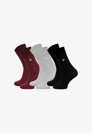 Zestaw trzech skarpet w kolorach bordowym, szarym i czarnym. Wykonane z prążkowanego materiału z detalem logo. Każda para ma jednolity kolor i długość do połowy łydki.